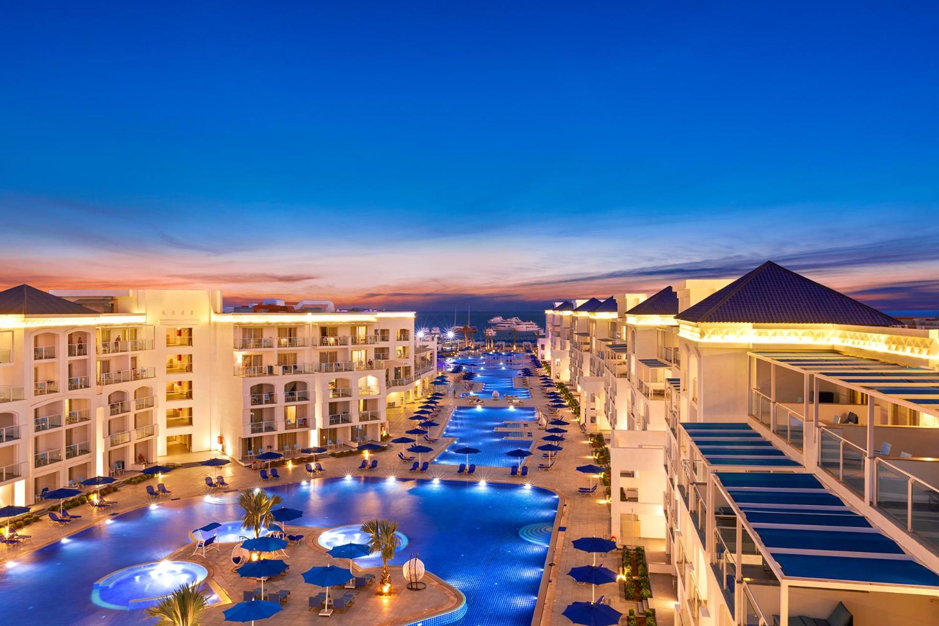 Pickalbatros Blu Spa Resort - Adults Friendly 16 Years Plus- Ultra All-Inclusive Хургада Екстериор снимка The resort at night